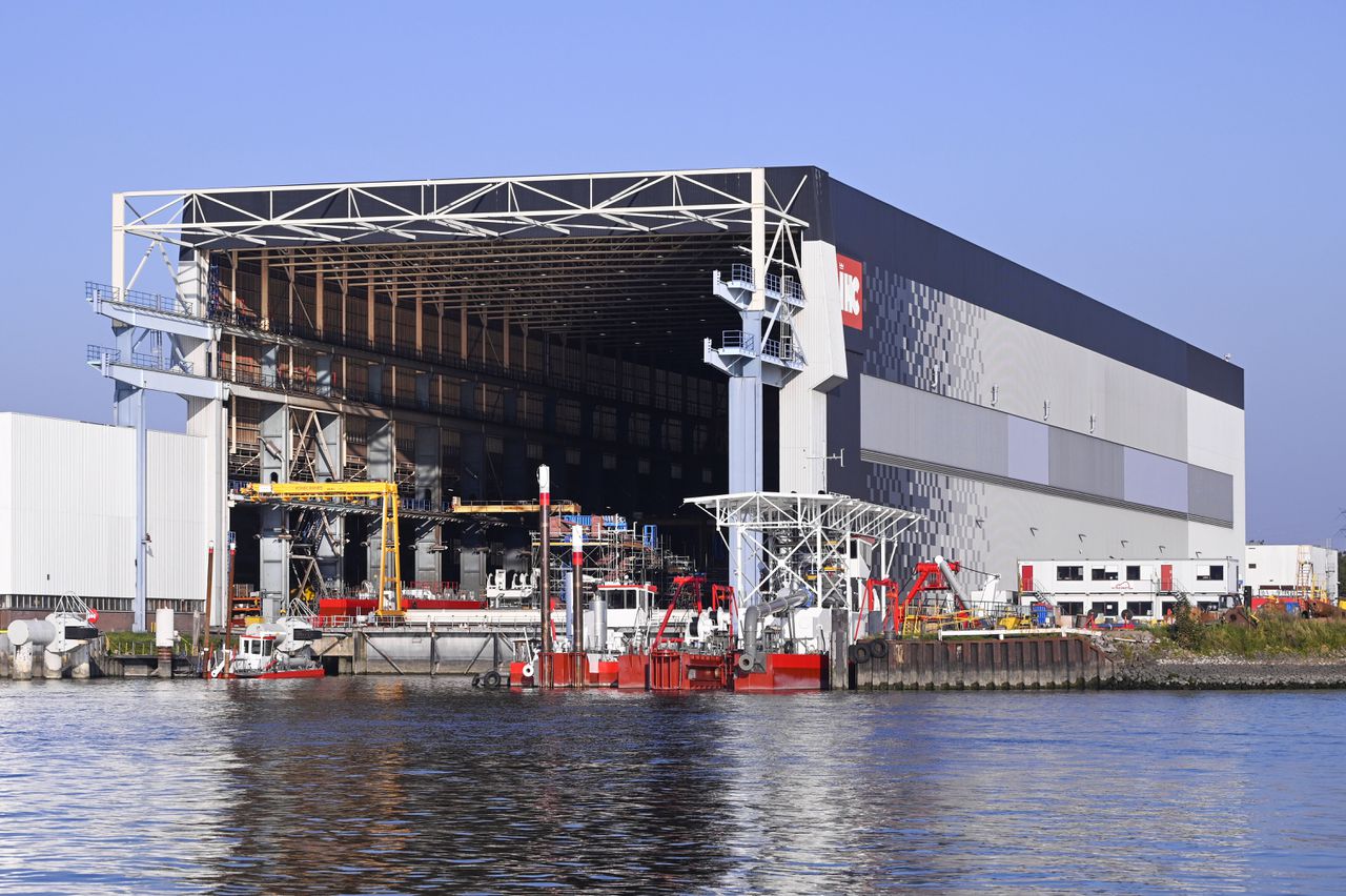 Scheepsbouwer Royal IHC in Kinderdijk. Het bedrijf richt zich op het ontwikkelen, ontwerpen en bouwen van schepen en materieel voor de bagger- en offshore-industrie.
