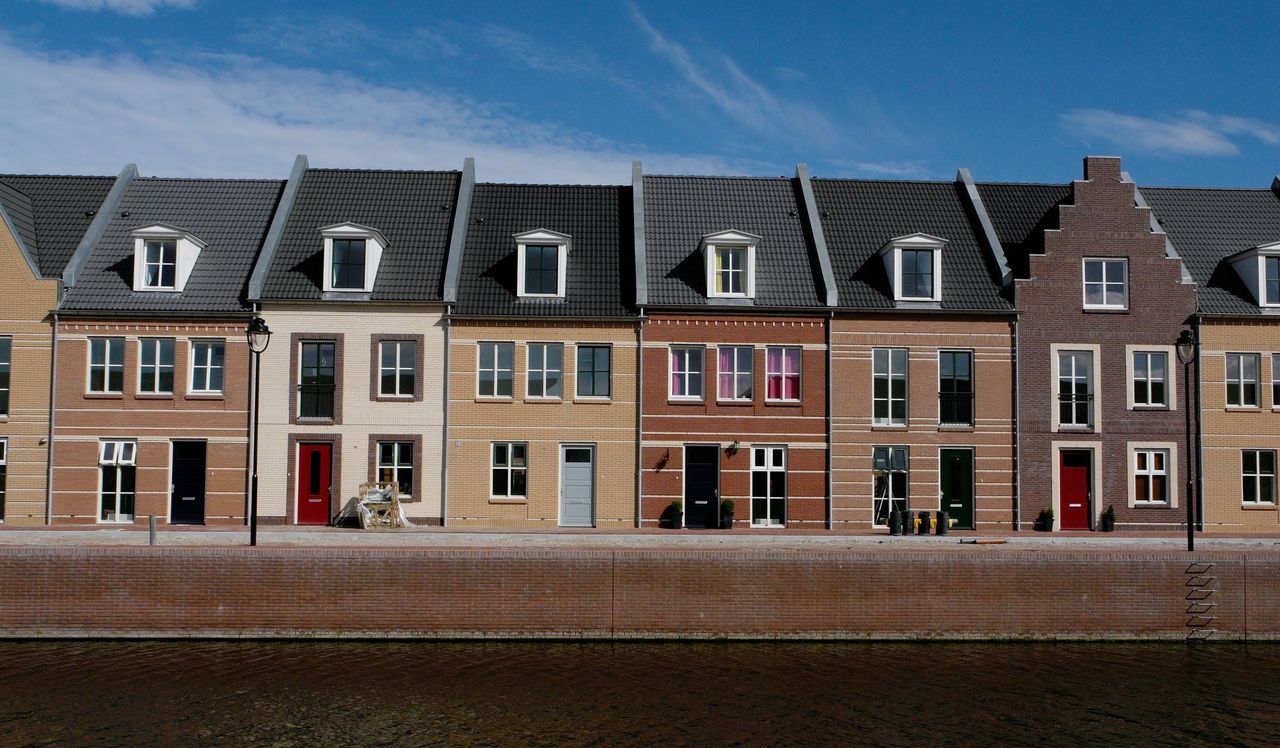 Nieuwbouwwoningen stegen het afgelopen kwartaal sneller in waarde (11,2 procent ten opzichte van een jaar eerder) dan bestaande huizen.