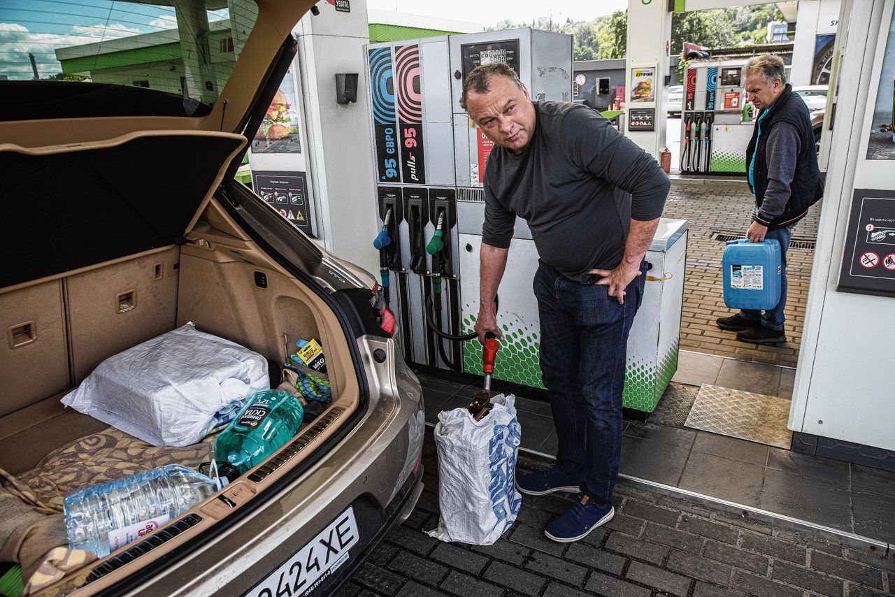Bij sommige tankstations in Kiev kun je nog maximaal 15 liter benzine kopen, bij andere tot maximaal 100 liter.