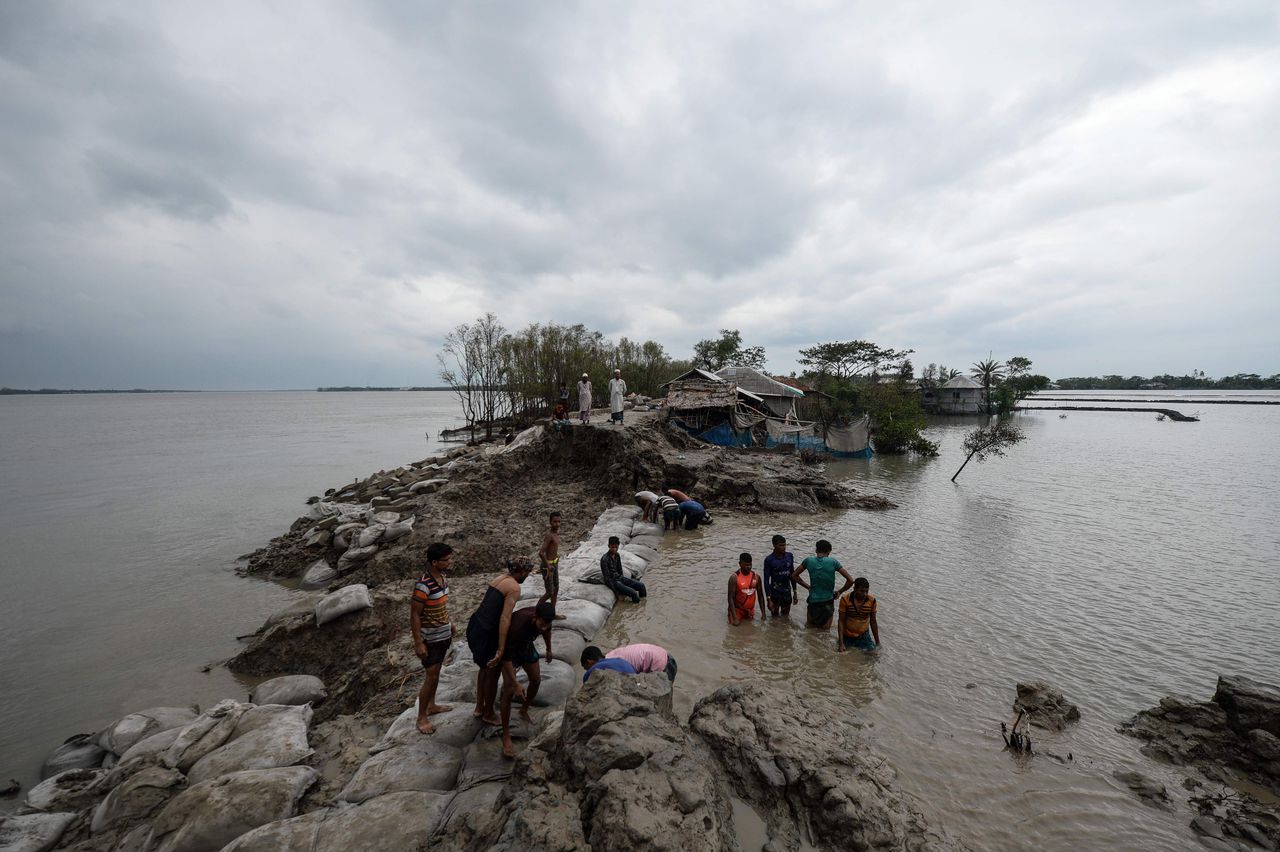 Een dam in Bangladesh wordt versterkt na de cycloon Amphan op 21 mei.
