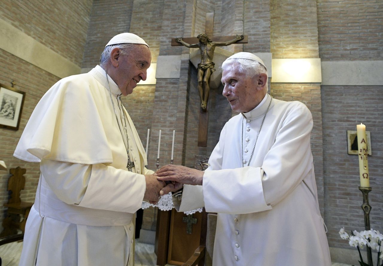 Links de huidige paus Franciscus, rechts de voormalige paus Benedictus.