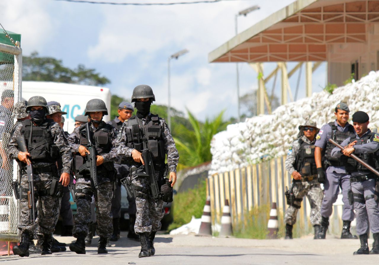 Politieagenten tijdens de rel in de gevangenis van Manaus zondag, waarmee de gevangenisrellen begonnen.
