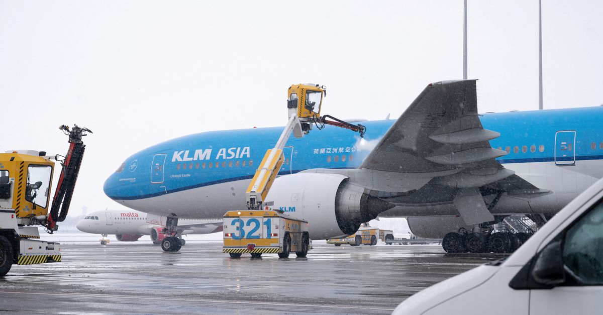 Mobiliteit: vliegen vanaf Lelystad, reparatie van wegen en regels voor fatbikes