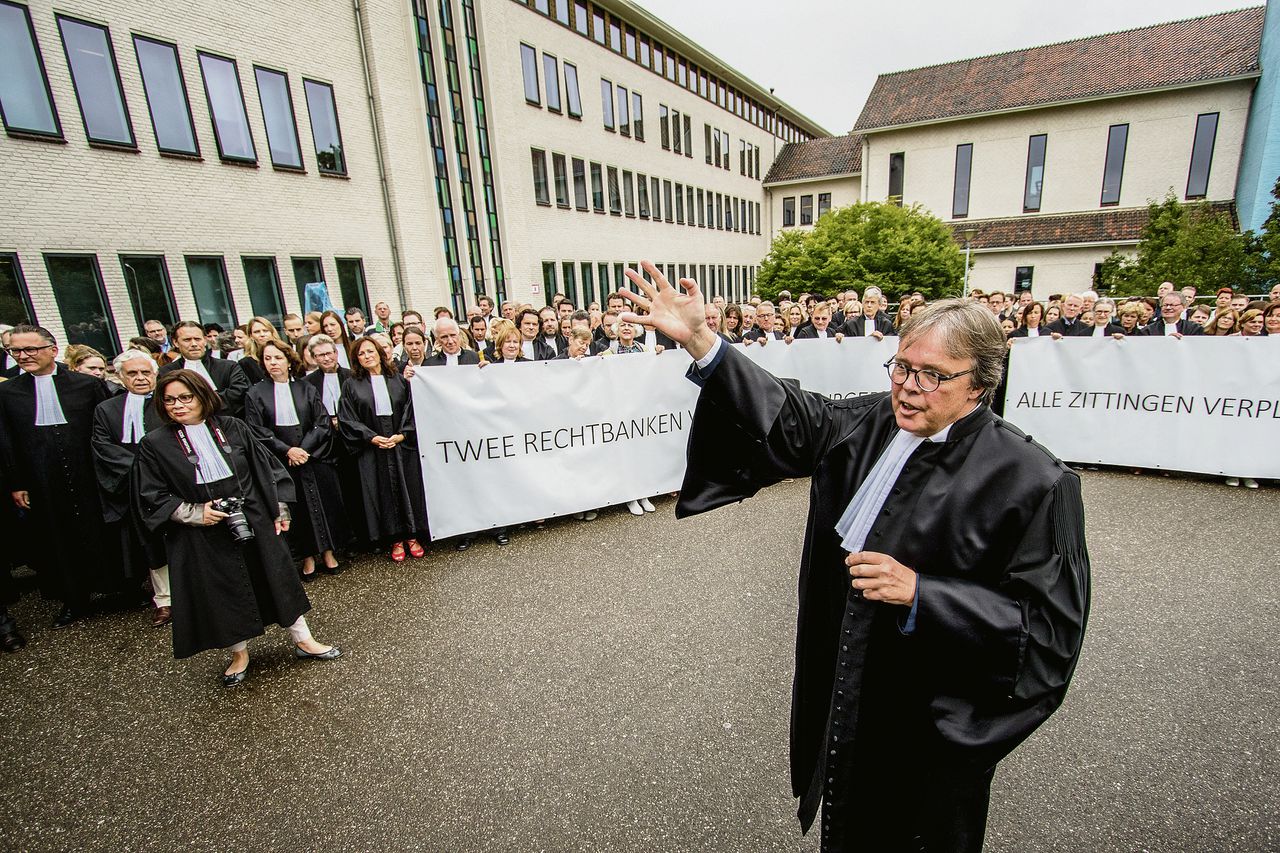 De rechters in Maastricht hebben in september een dag gestaakt, uit onvrede over het plan om de hoofdvestiging van de rechtbank Limburg in Roermond te vestigen.