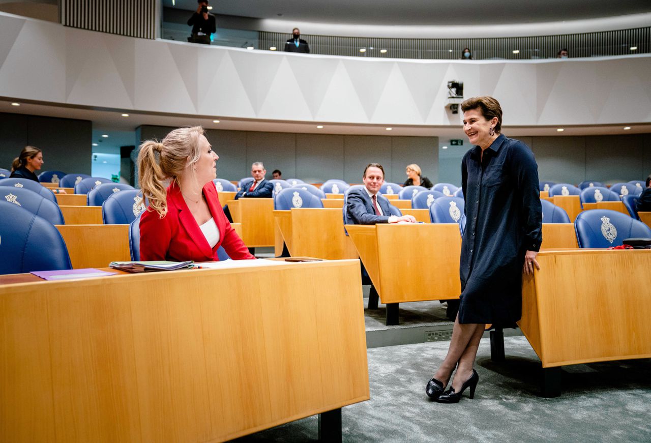 Oppositieleiders Lilian Marijnissen (SP) (links) en Lilianne Ploumen (PvdA) tijdens het eindverslag over het coalitieakkoord.