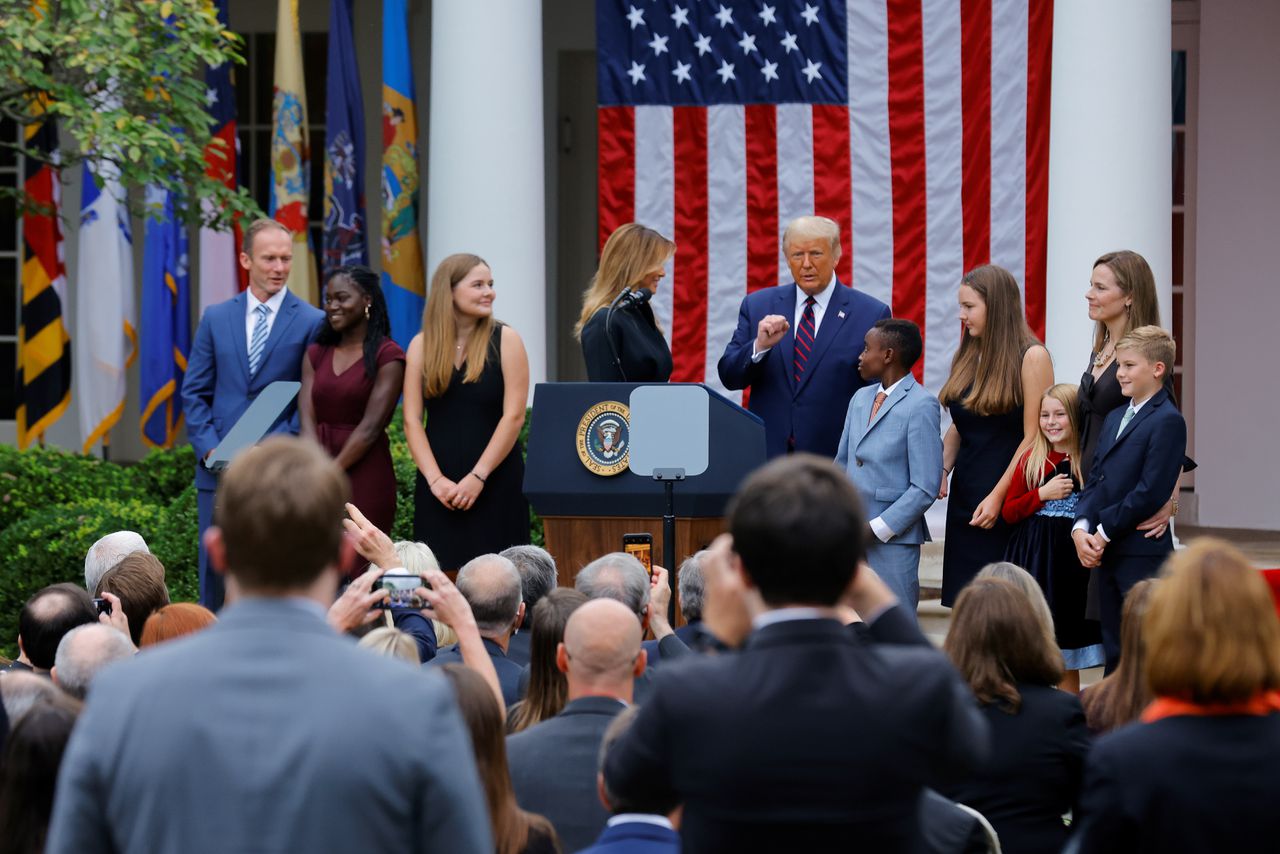 President Trump stelde zijn kandidaat-rechter Amy Coney Barrett, en haar gezin, zaterdag in het Witte Huis voor aan pers en publiek.