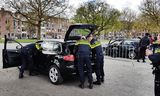 De politie doorzoekt twee auto’s op het Heemraadsplein in Rotterdam-West.