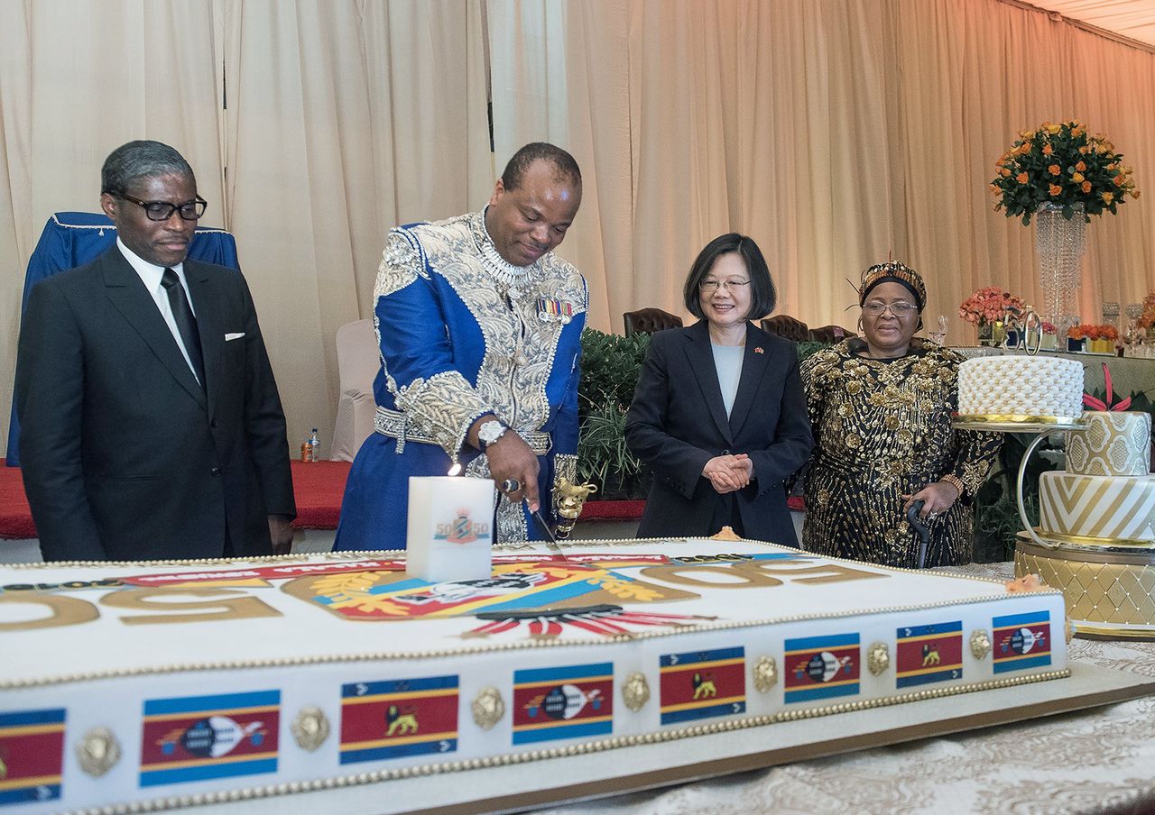 Vorst Mswati III van Swaziland, dat de nieuwe naam Koninkrijk eSwatini krijgt. Hier snijdt hij een verjaardagstaart aan, ter ere van 50 jaar onafhankelijkheid op 19 April 2018 in Manzini.