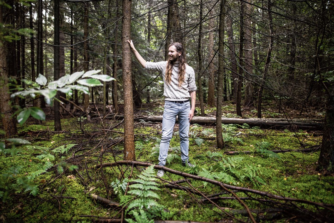 Peter Akkerman in bos De Duim in Doorn. Met zijn stichting streeft hij naar meer rechten voor de natuur. „Voor de biodiversiteit zou het prachtig zijn als we weer nieuwe oerbossen laten ontstaan.”