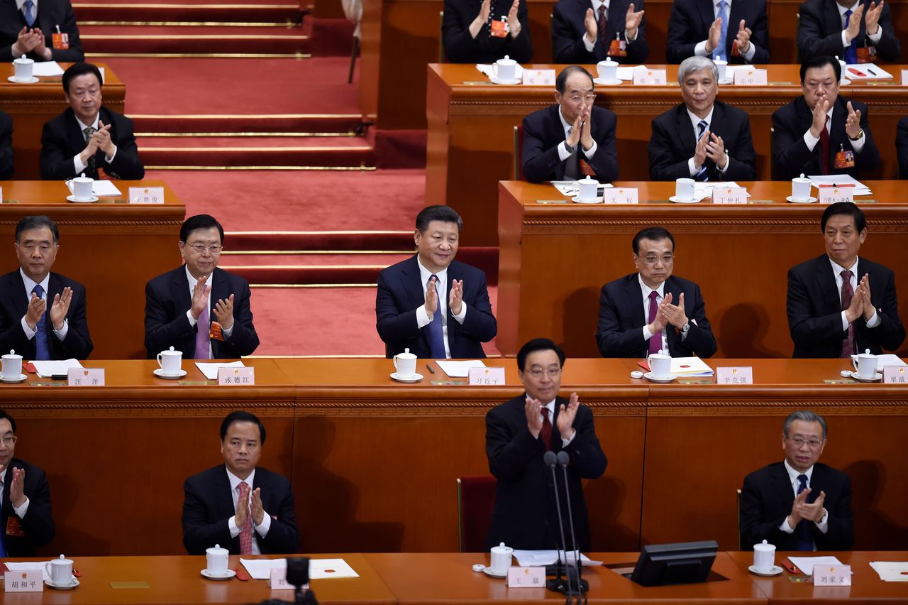 De stemming over de grondswetswijzing in het Chinese Volkscongres. In het midden president Xi Jinping.