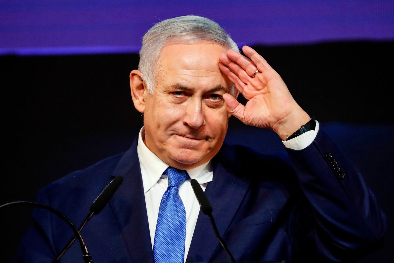 Premier Benjamin Netanyahu spreekt aanhangers toe tijdens de verkiezingbijeenkomst van zijn partij Likud in Tel Aviv.