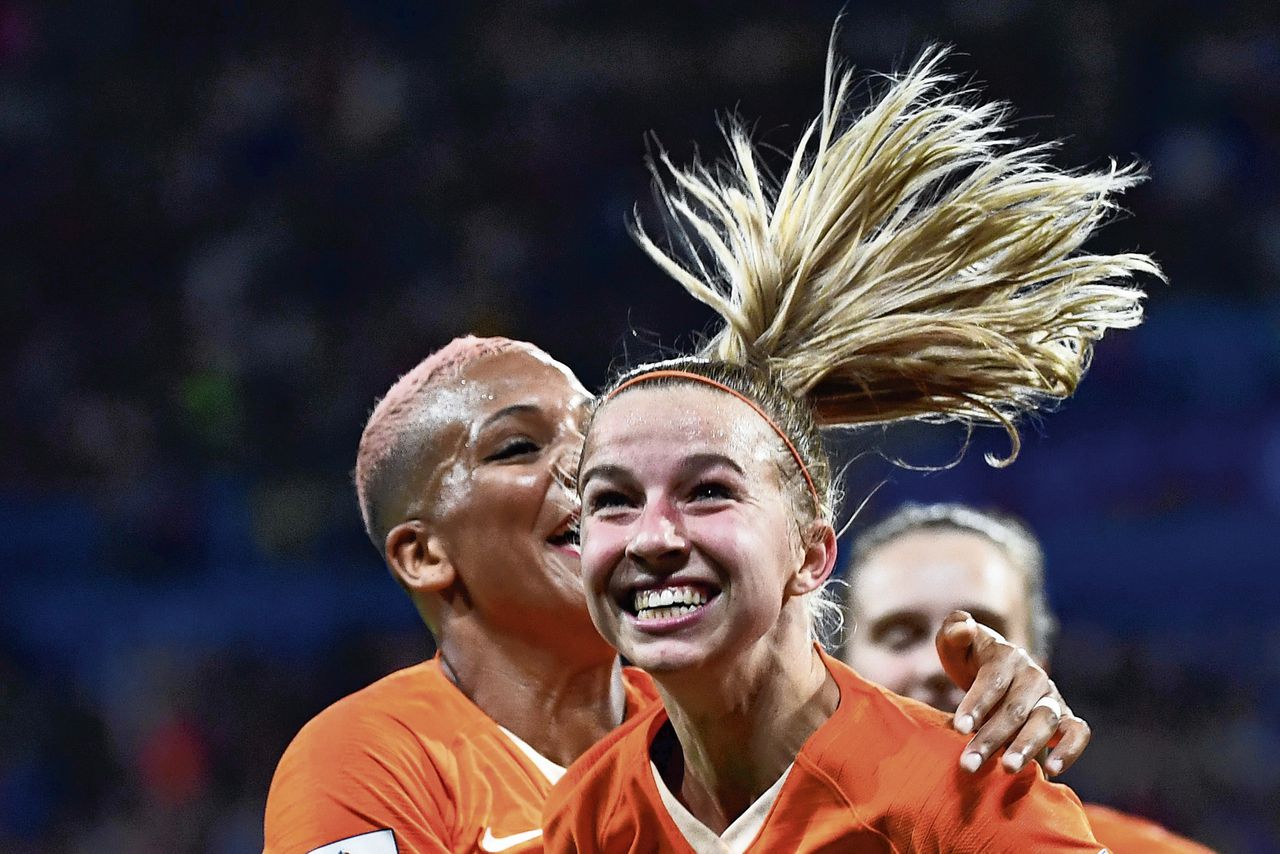 Jackie Groenen ontwijkt Julia Zigiotti in de halve finale tussen Nederland en Zweden. Geen speelster staat meer symbool voor dit Oranje dan middenvelder Groenen.