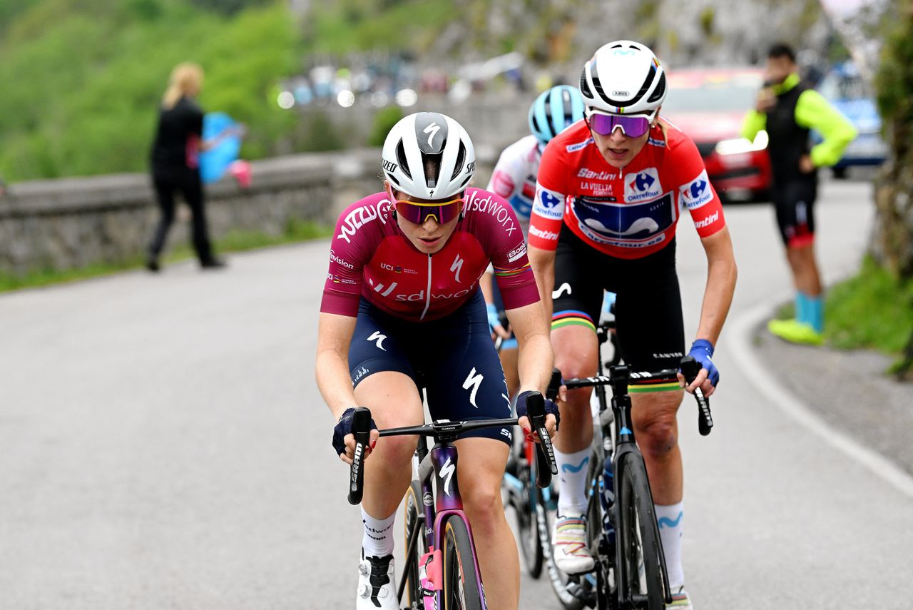Van Vleuten knakt niet in de Vuelta, al is Vollering nog zo sterk 