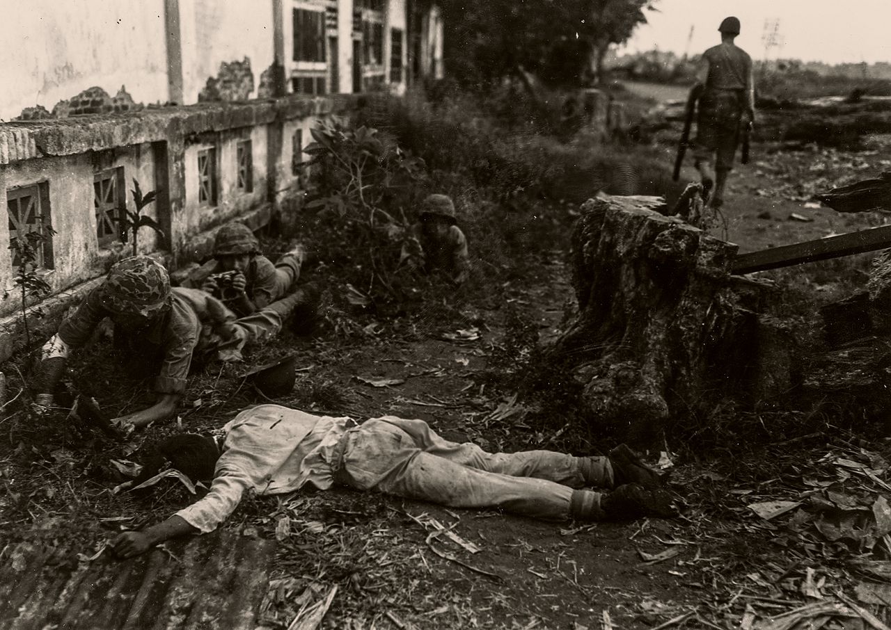 Foto uit expositie Verzetsmuseum. Nederlandse Mariniers kruipen langs een omgekomen Indonesiër, juni 1946.