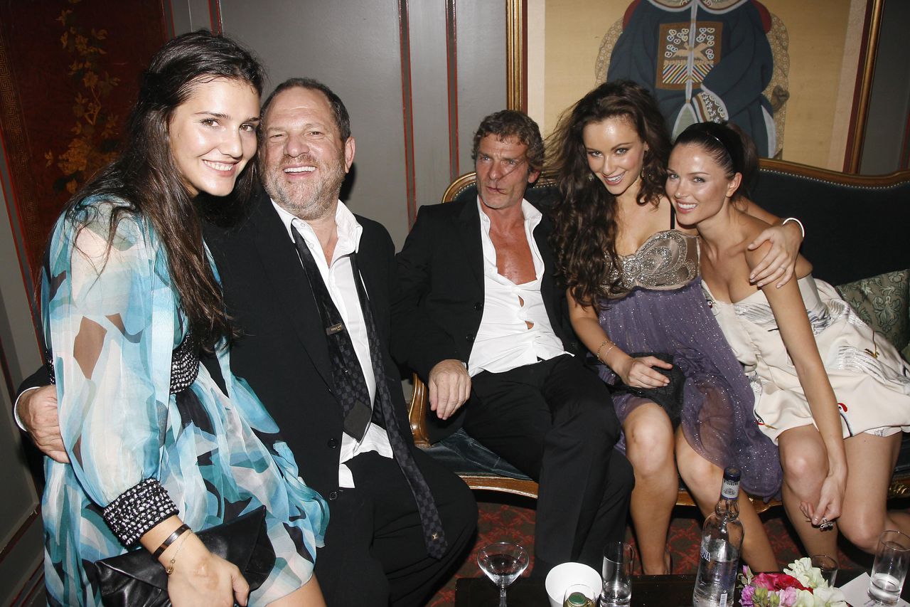 Harvey Weinstein (tweede van links) in 2006 op een feestje in Parijs, in de Ritz Club