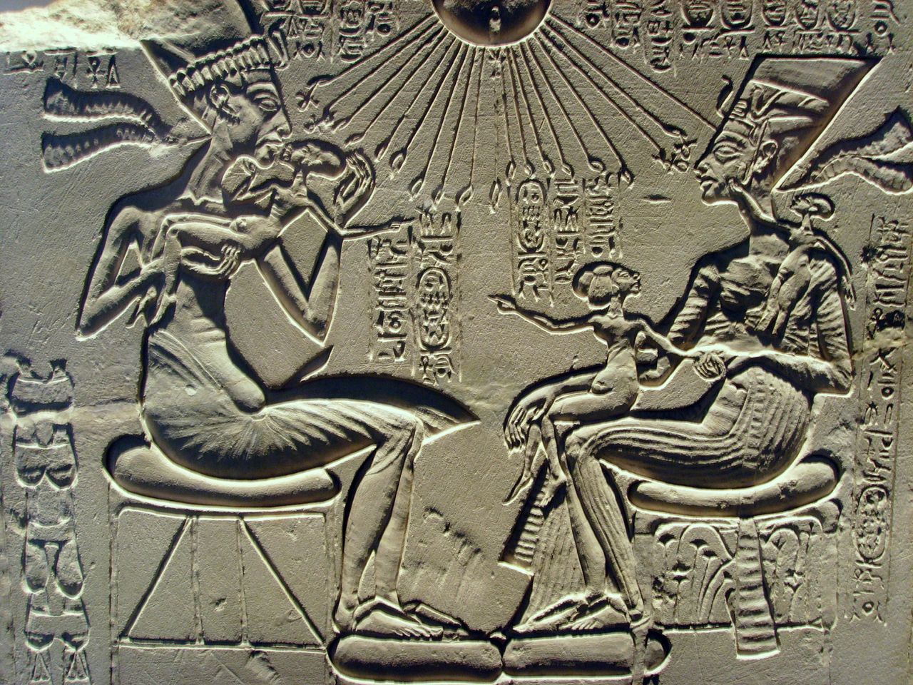 Farao Achnaton voerde 3.000 jaar geleden een exclusieve zonnecultus in voor de god Aton en stichtte de stad Achetaton. Hier is hij afgebeeld met zijn vrouw Nefertiti. Arte, 21.15-22.10u.