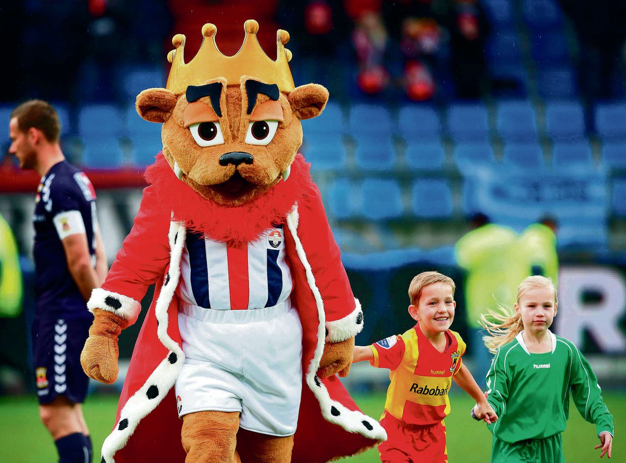 Dit is Kingo, de mascotte van Willem II. Een leeuw. Volgens de website van de Tilburgse club is hij 2,25 meter en rekent hij kopduels en inzet tot zijn sterkste punten. Foto ANP