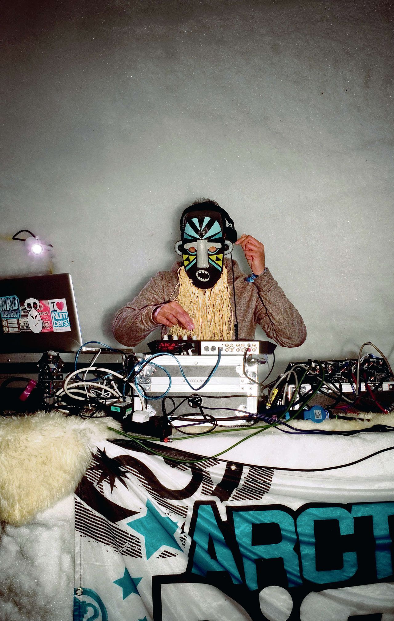 Danceproducer Aaron Jerome, alias SBTRKT, treedt altijd op met een masker