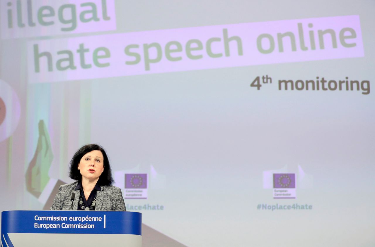 De Europese Commissaris voor Justitie en Consumentenrechten Vera Jourova lijkt voor nu overtuigd dat zelfregulering werkt in de strijd tegen online haat en discriminatie.