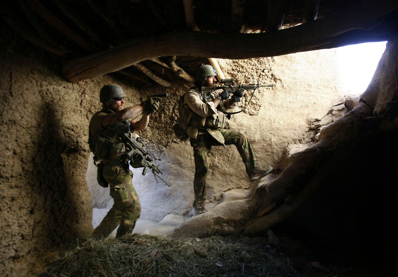 Dutch soldiers search a house in a village in Baluchi pass in Uruzgan province November 1, 2007. REUTERS/Goran Tomasevic (AFGHANISTAN)