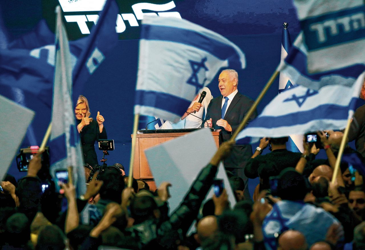 Premier Netanyahu en zijn vrouw vieren maandagnacht de verkiezingszege in Tel Aviv.
