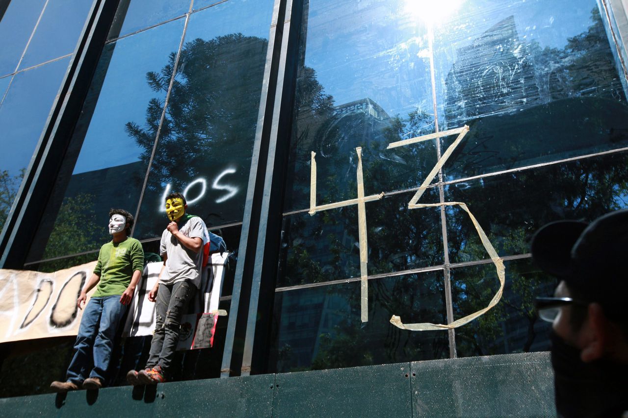 Studenten en andere betogers demonstreren bij het hoofdkantoor van de procureur-generaal in Mexico City. Ze eisen dat de 43 studenten gevonden worden.