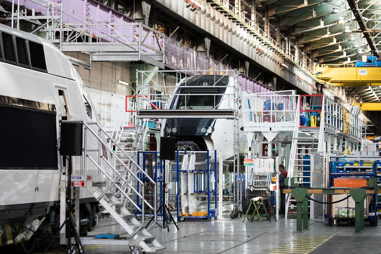 Een stel TGV-treinen worden gemonteerd in de grote hogesnelheidstreinenfabriek van Alstom in Frankrijk.