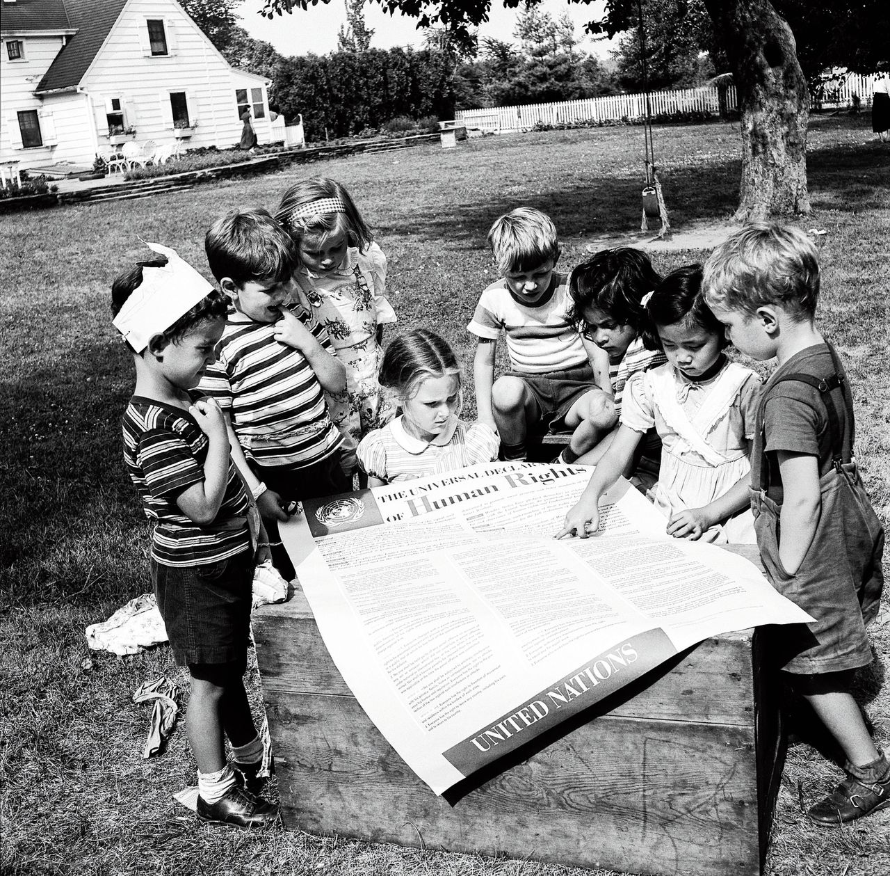 Kinderen van VN-medewerkers met de Universele Verklaring van de Rechten van de Mens in 1950.