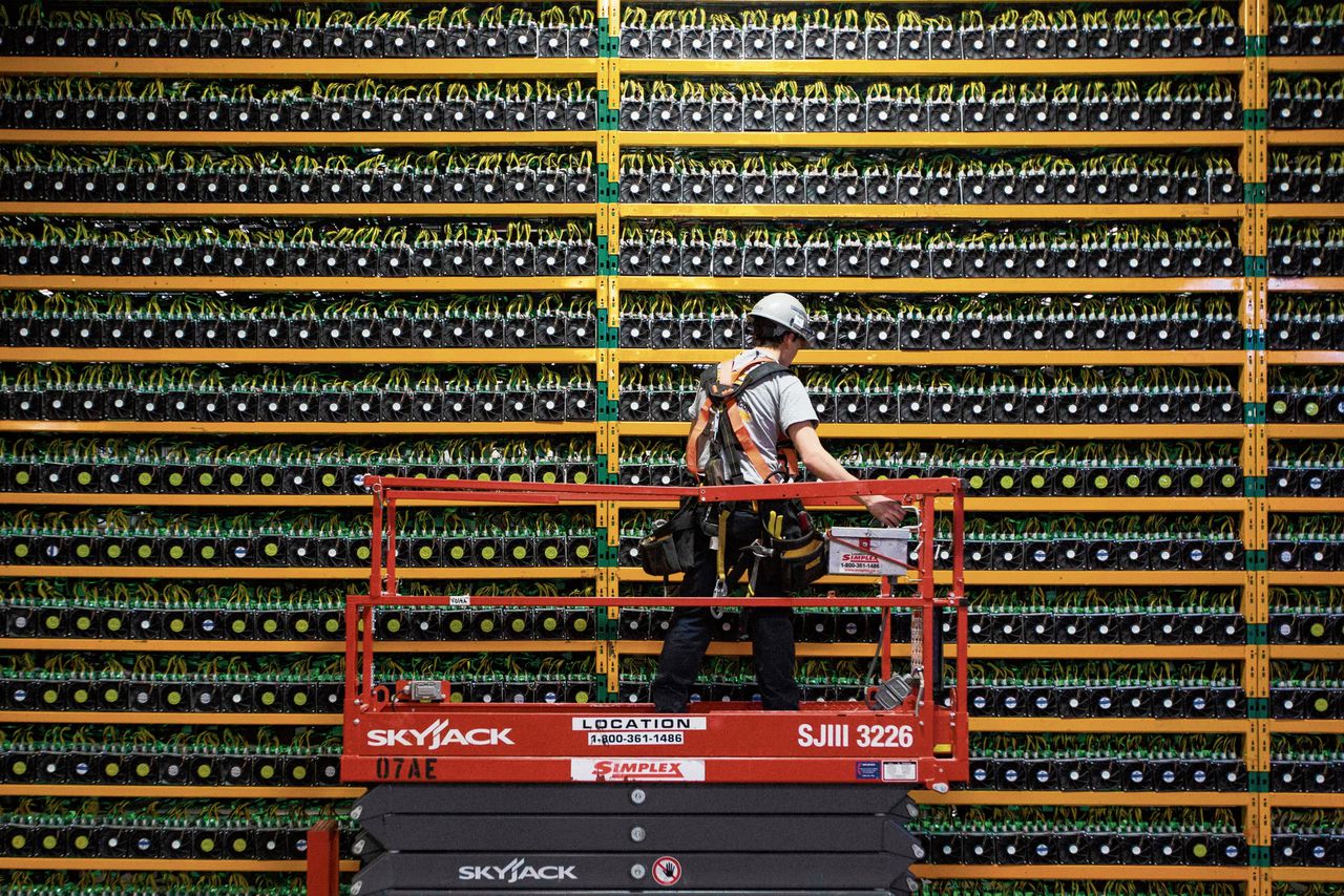 Een medewerker inspecteert computers in een Canadese bitcoinmijn