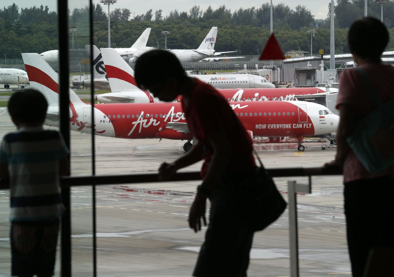 De zoektocht naar het verdwenen toestel van AirAsia is vanmorgen hervat. De reddingsteams vermoeden dat het vliegtuig op de zeebodem ligt.