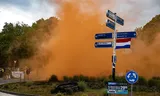 Demonstranten die zich verzetten tegen de opvang van asielzoekers in Loosdrecht. 
