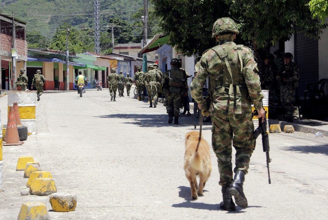 Een Colombiaanse militair loopt door het centrum van El Tarra.