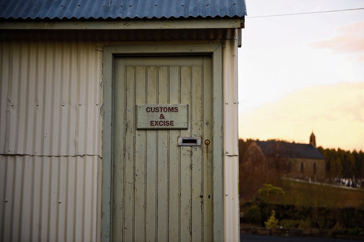 Voormalige douane-keet in het dorp Glenfarne, net aan de Ierse kant van de grens met Noord-Ierland.