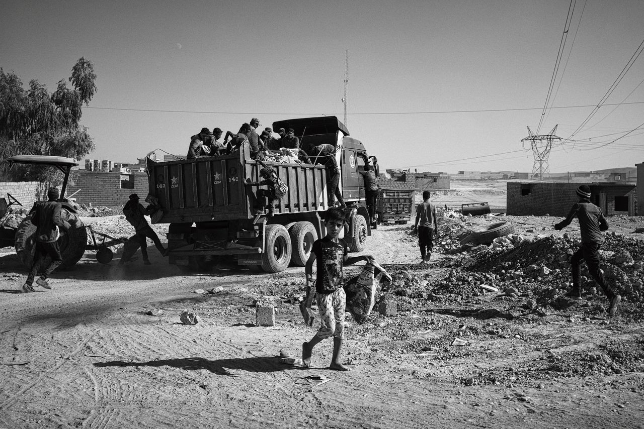 Straatbeeld in Irak, in de buurt van Hawija, waar in 2015 door een Nederlands bombardement naar schatting zeventig burgers werden gedood. Fotograaf Eddy van Wessel, die in zwart-wit fotografeert, was dit jaar in Hawija. Foto Eddy van Wessel