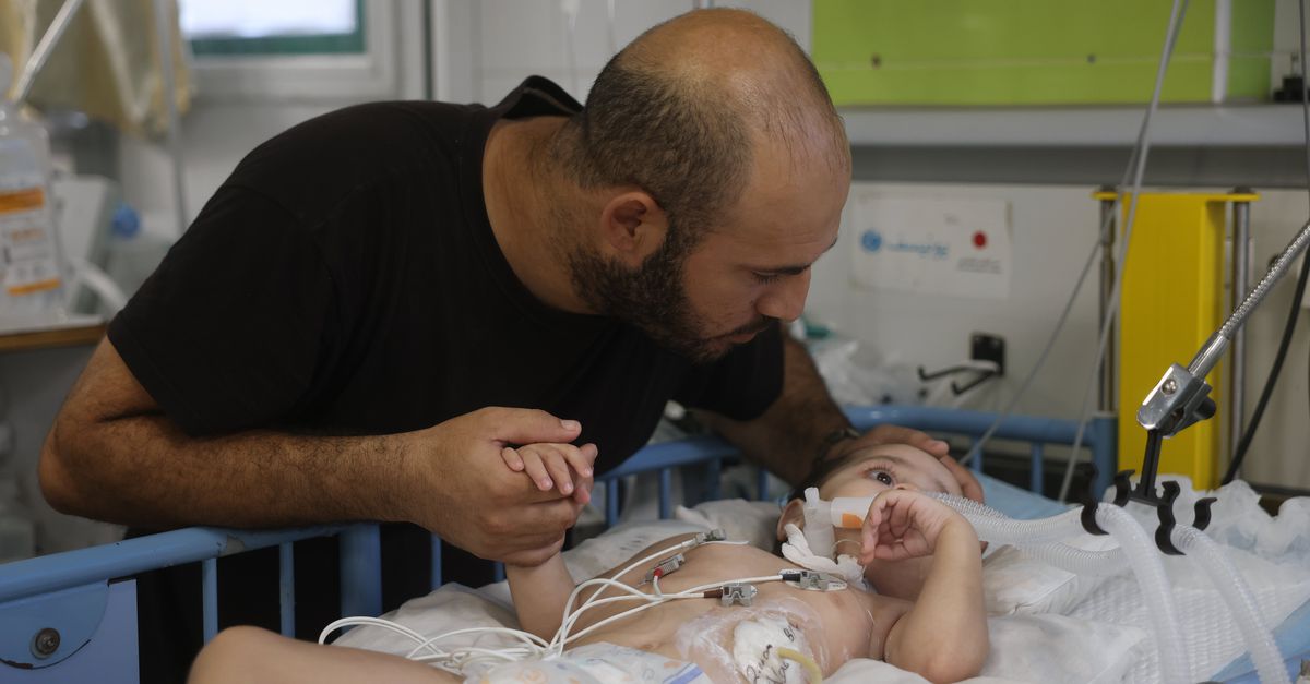 Duizenden zieke kinderen in Gaza wachten op zorg in het buitenland, maar Israël laat weinig patiënten door en opvang in buitenland schiet tekort. ‘Ze sterven een langzame dood’