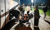 Asielzoekers komen 's avonds aan met de pendelbus bij het aanmeldcentrum voor asielzoekers in Ter Apel,. 