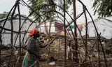 Neema Bihira, residente del campo de refugiados de Mugunga, desmantela la estructura de su refugio antes de prepararse para regresar a su pueblo natal de Shasha. 