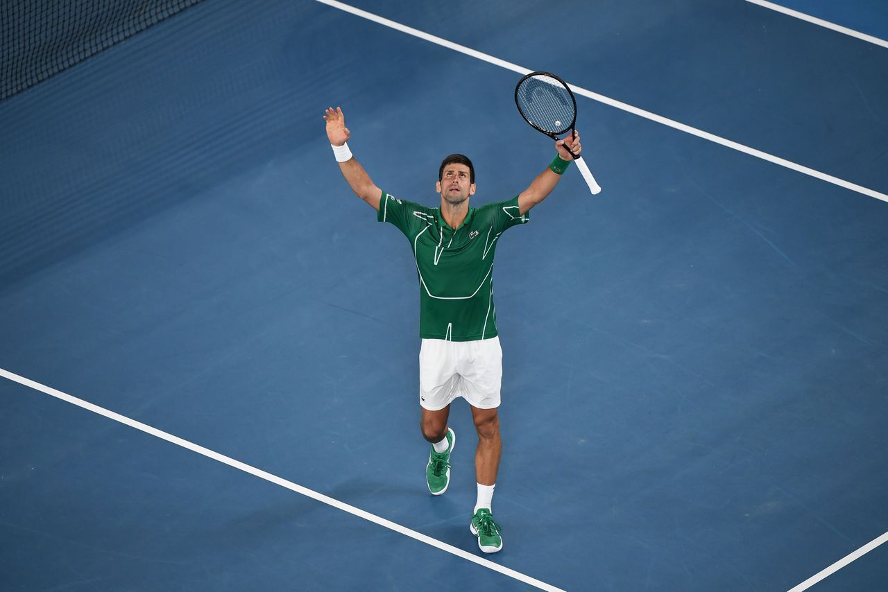 De Servische Novak Djokovic viert zijn overwinning in de halve finale van de Australian Open.