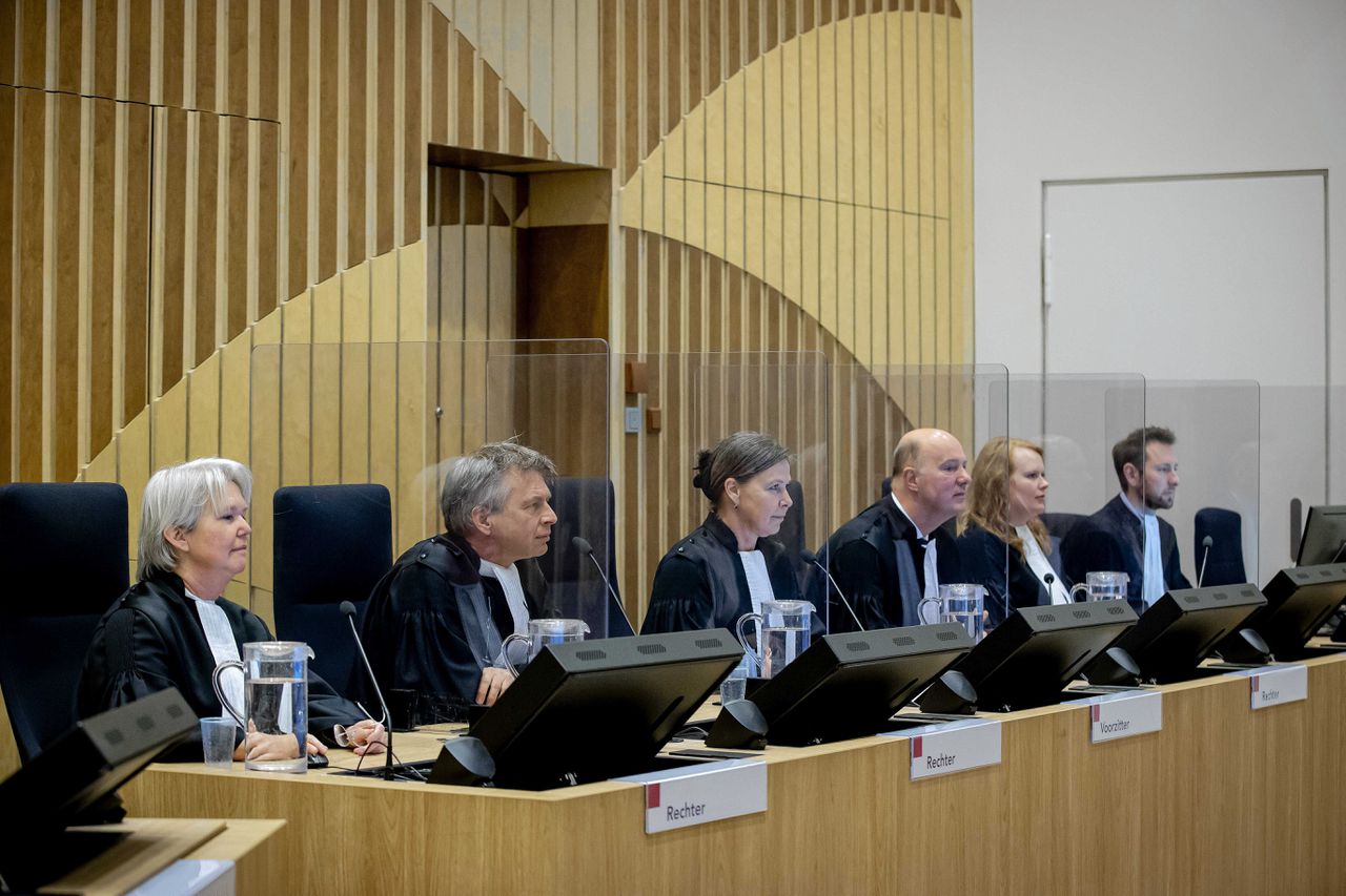De rechters en griffiers van rechtbank Midden-Nederland in het Justitieel Complex Schiphol, voor aanvang van de start van het requisitoir in het liquidatieproces Eris.