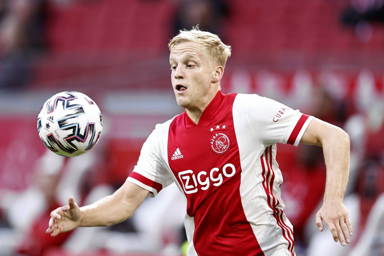 Van de Beek debuteerde in november 2015 op 18-jarige leeftijd voor Ajax.