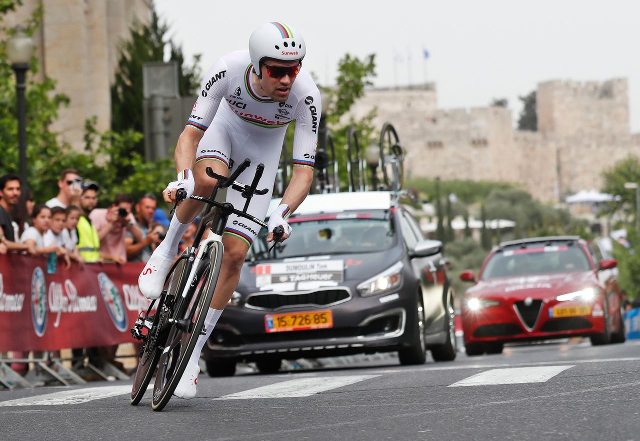 Tom Dumoulin in actie tijdens de eerste etappe, tevens tijdrit, van de Giro d'Italia in Jeruzalem.