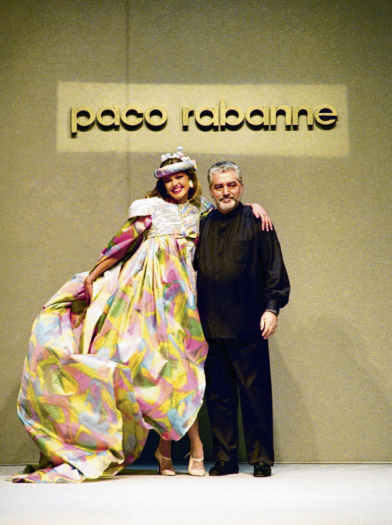 Paco Rabanne met een model.