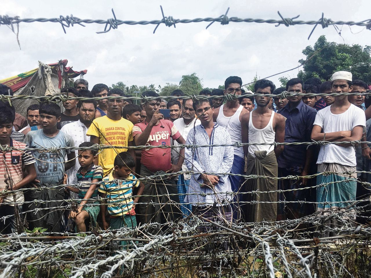 Rohingya in het niemandsland tussen Myanmar en Bangladesh.