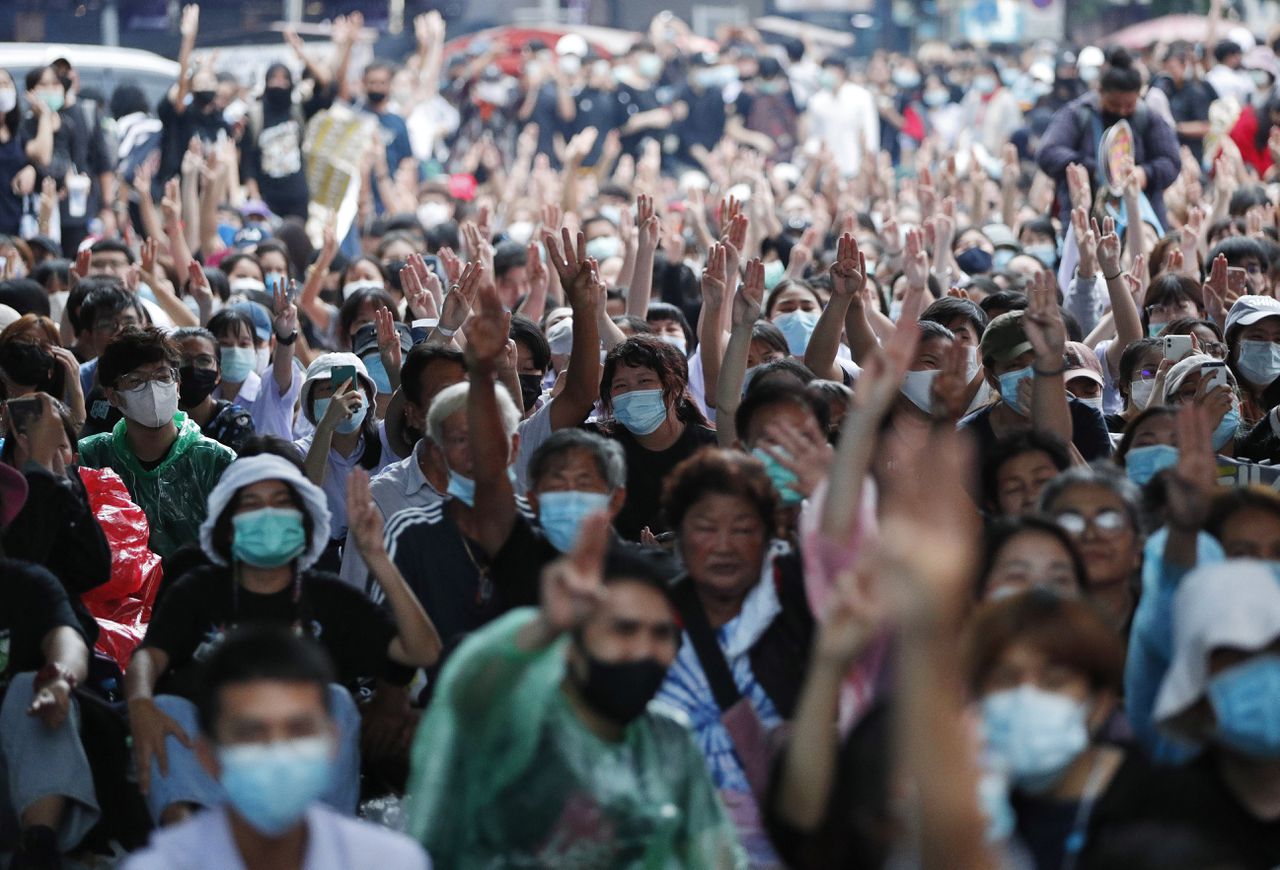 Ook de tweede dag na het nooddecreet dat samenscholing verbiedt komen pro-democratiedemonstranten in Bangkok op straat bijeen. Ze houden drie vingers omhoog - het teken van de oppositie.