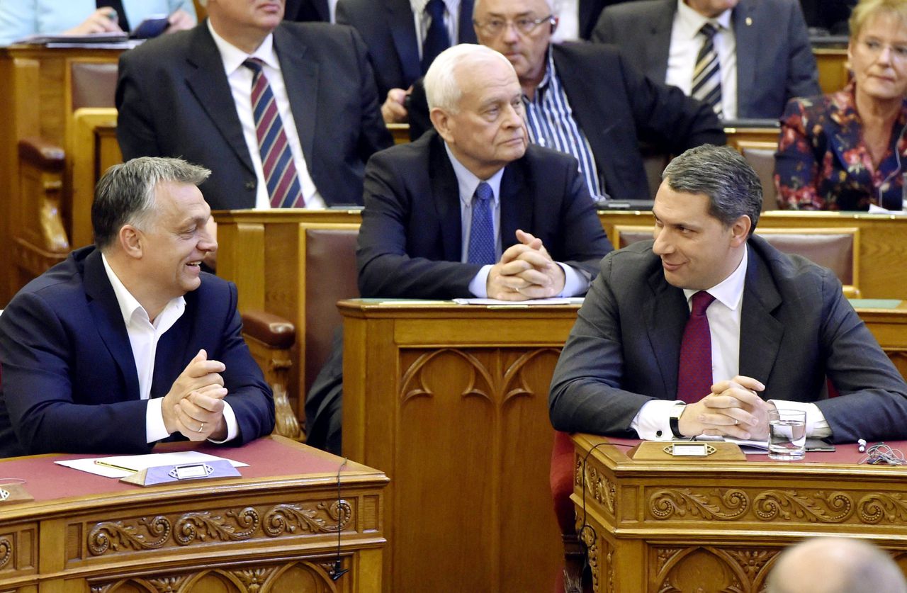 De Hongaarse premier Viktor Orbán (links) en zijn stafchef János Lázár (rechts).