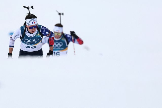 De Oostenrijke Simon Eder (links) en Fabien Claude tijdens de 20 kilometer biatlon in Anterselva.
