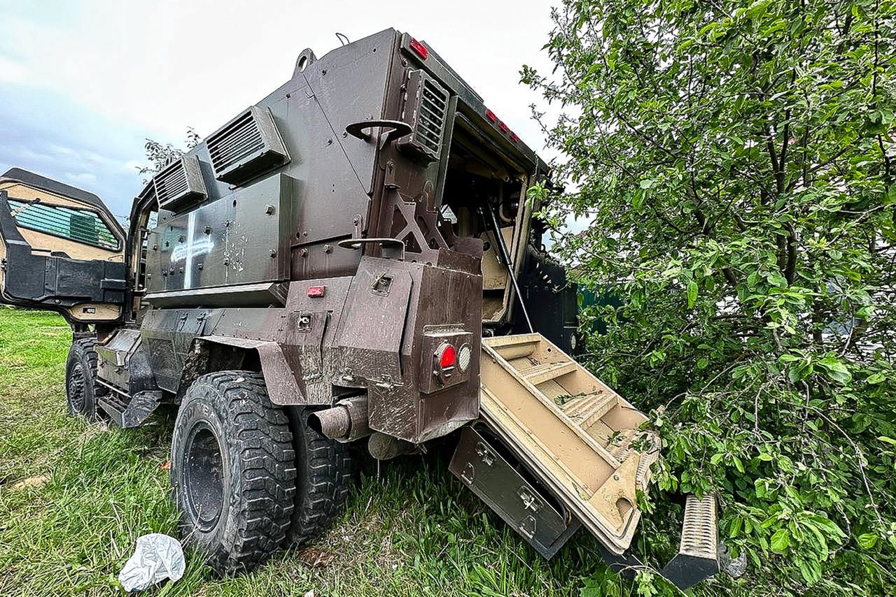Deze foto verspreidde de gouverneur van de regio Belgorod, Vjatseslav Gladkov, dinsdag op Telegram. Deze mijnbestendige pantserwagen, ook wel MRAP genoemd, zou door de VS aan Oekraïne zijn geschonken.