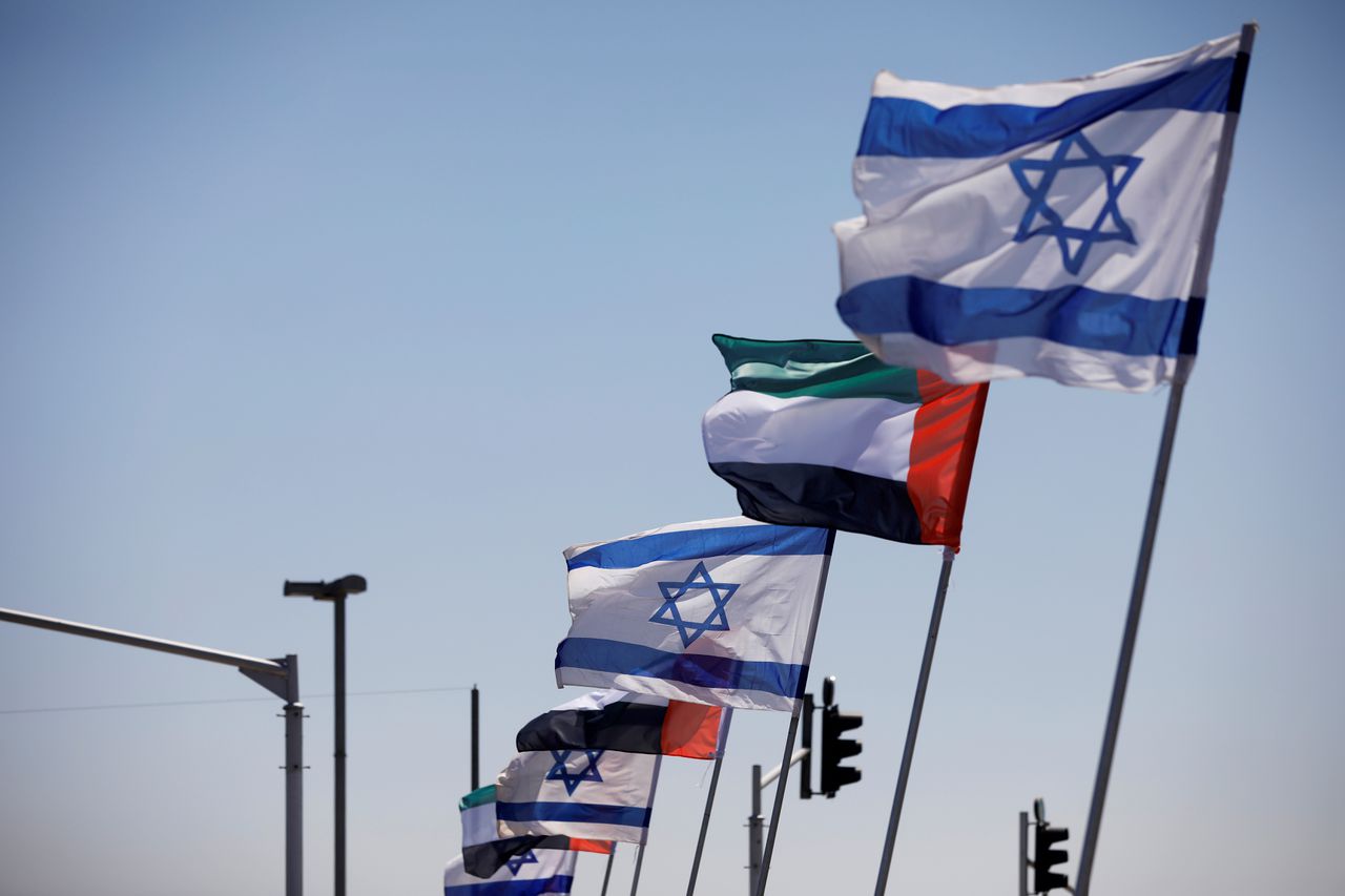 De vlaggen van Israël en de VAE naast elkaar in de Israëlische stad Netanja.