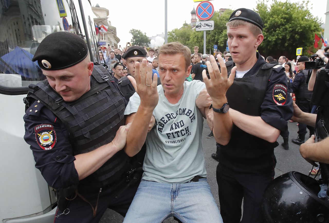 De Russische politie arresteert oppositieleider Aleksej Navalny bij een demonstratie in juni.