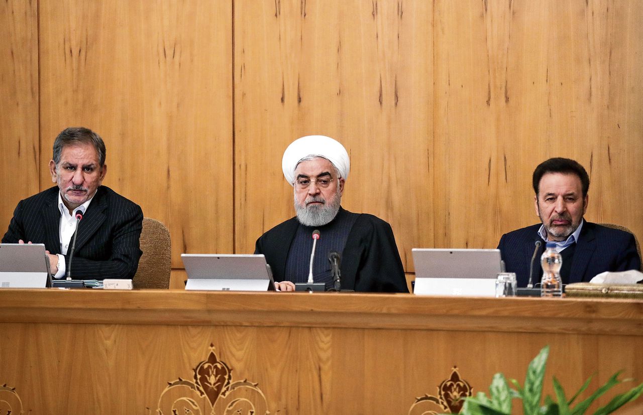 De Iraanse president Hassan Rohani (midden) tijdens een kabinetsoverleg.